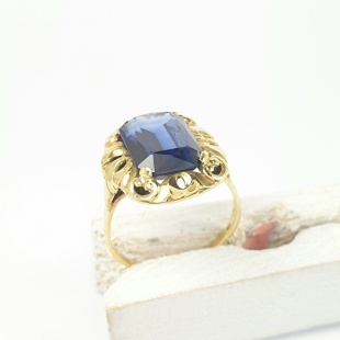 Verschnörkelter Ring mit blauem Stein